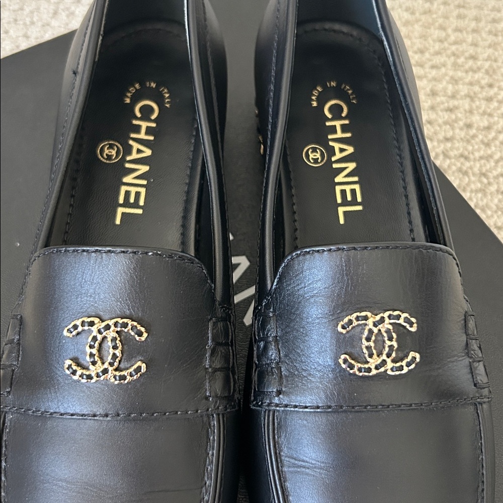 Chanel CC Black and Gold Chain Loafers Flats Size 38.5 Runs Small Like 7.5 or 8 - Picture 3 of 8